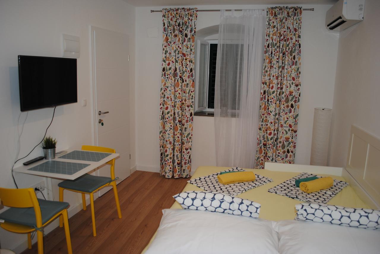Apartment On The Square Makarska Exterior photo